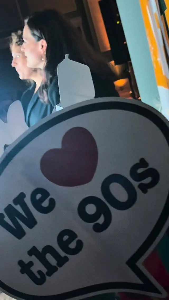 Festa aziendale a tema anni ’90 - reel SelfieBoost