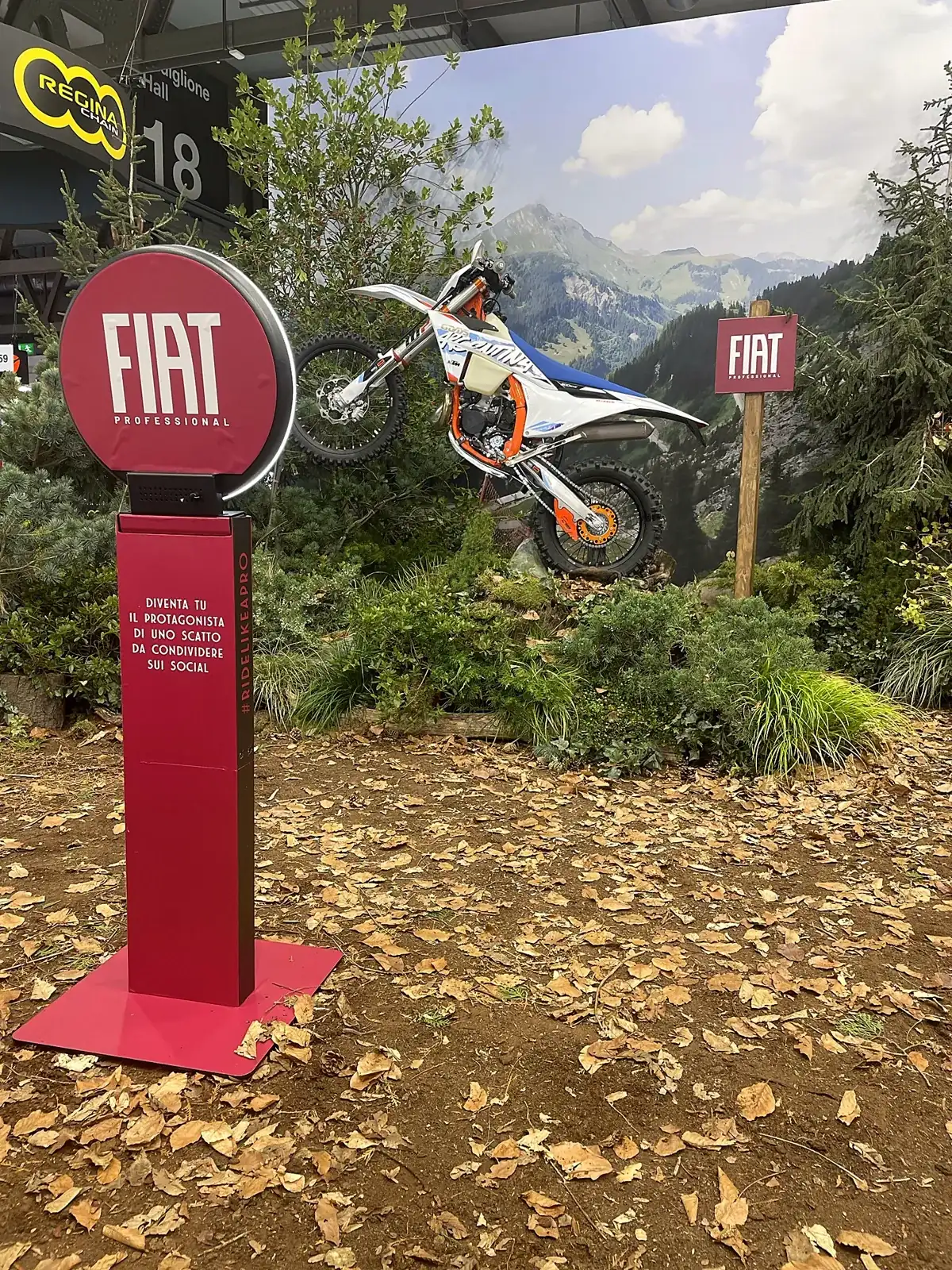 Photobooth personalizzato in un set con moto da enduro a EICMA