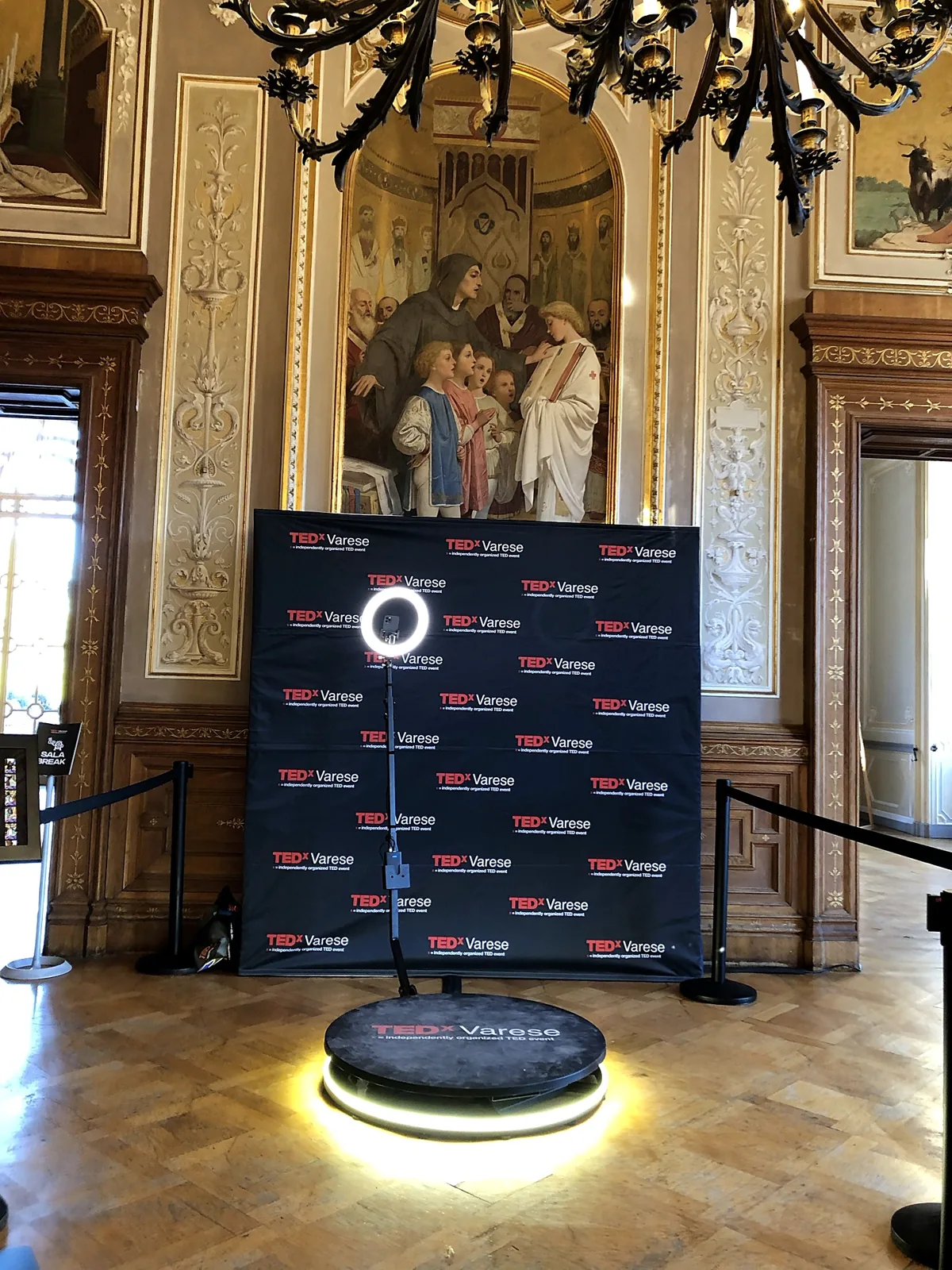 Video Booth 360 con backdrop personalizzato in una sala affrescata